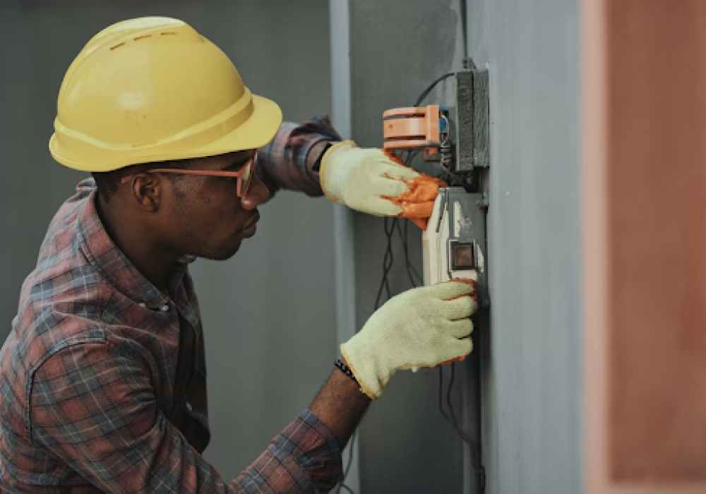 6 Ways Hiring A Licenced Professional Repairman Will Save You Money