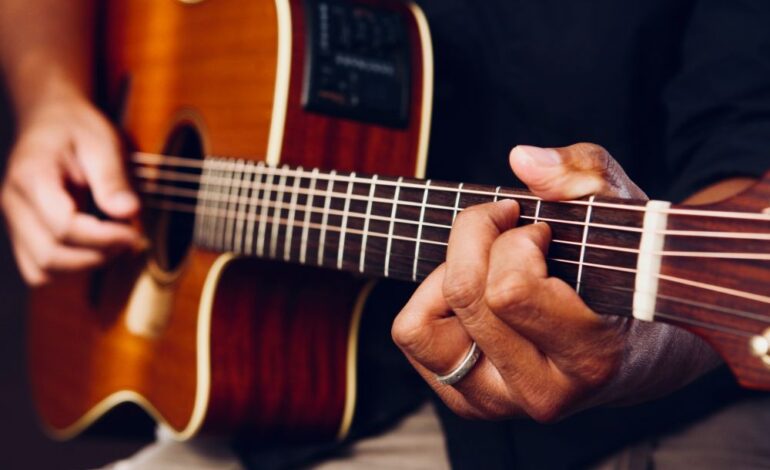 Know How To Play The Guitar Like A Pro: Useful Tips