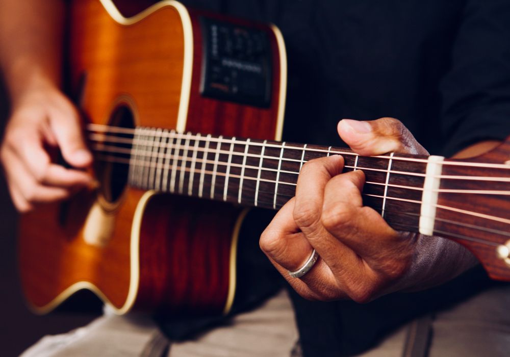 Know How To Play The Guitar Like A Pro: Useful Tips